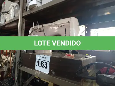 LOTE 163 - 01 MÁQUINA DE COSTURA MARCA ELGIN. (NO ESTADO) ATENÇÃO! FAZER A VISITAÇÃO ANTES DE ARREMATAR, NÃO SABEMOS SE FUNCIONA. LEILÃO NÃO TEM GARANTIA E NEM DEVOLUÇÃO, SUJEITO A POSSÍVEIS AVARIAS VISÍVEIS/OCULTAS E/OU AUSÊNCIA DE COMPONENTES.