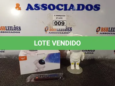 LOTE 009 - 01 PROJETOR ASTRONAUTA GALÁXIA DE LUZES. (NO ESTADO) ATENÇÃO! FAZER A VISITAÇÃO ANTES DE ARREMATAR, NÃO SABEMOS SE FUNCIONA. LEILÃO NÃO TEM GARANTIA E NEM DEVOLUÇÃO, SUJEITO A POSSÍVEIS AVARIAS VISÍVEIS/OCULTAS E/OU AUSÊNCIA DE COMPONENTES.