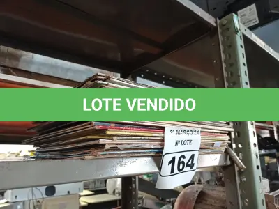 LOTE 164 - 01 LOTE COM VÁRIOS DISCOS DE VINIL. (NO ESTADO) ATENÇÃO! FAZER A VISITAÇÃO ANTES DE ARREMATAR, NÃO SABEMOS SE FUNCIONA. LEILÃO NÃO TEM GARANTIA E NEM DEVOLUÇÃO, SUJEITO A POSSÍVEIS AVARIAS VISÍVEIS/OCULTAS E/OU AUSÊNCIA DE COMPONENTES.