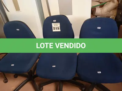 LOTE 519 - 03 CADEIRAS DE ESCRITÓRIO COM BASE GIRATÓRIA. (NO ESTADO) ATENÇÃO! FAZER A VISITAÇÃO ANTES DE ARREMATAR, NÃO SABEMOS SE FUNCIONA. LEILÃO NÃO TEM GARANTIA E NEM DEVOLUÇÃO, SUJEITO A POSSÍVEIS AVARIAS VISÍVEIS/OCULTAS E/OU AUSÊNCIA DE COMPONENTES.
