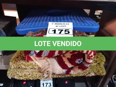 LOTE 175 - 01 LOTE COM VÁRIOS TAPETES. (NO ESTADO) ATENÇÃO! FAZER A VISITAÇÃO ANTES DE ARREMATAR, NÃO SABEMOS SE FUNCIONA. LEILÃO NÃO TEM GARANTIA E NEM DEVOLUÇÃO, SUJEITO A POSSÍVEIS AVARIAS VISÍVEIS/OCULTAS E/OU AUSÊNCIA DE COMPONENTES.