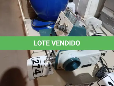 LOTE 274 - 01 MÁQUINA DE COSTURA COM MOTOR. (NO ESTADO) ATENÇÃO! FAZER A VISITAÇÃO ANTES DE ARREMATAR, NÃO SABEMOS SE FUNCIONA. LEILÃO NÃO TEM GARANTIA E NEM DEVOLUÇÃO, SUJEITO A POSSÍVEIS AVARIAS VISÍVEIS/OCULTAS E/OU AUSÊNCIA DE COMPONENTES.