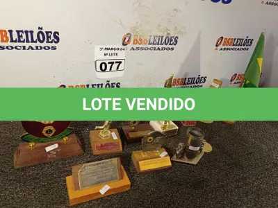 LOTE 077 - 01 LOTE COM ENFEITES DIVERSOS. (NO ESTADO) ATENÇÃO! FAZER A VISITAÇÃO ANTES DE ARREMATAR, NÃO SABEMOS SE FUNCIONA. LEILÃO NÃO TEM GARANTIA E NEM DEVOLUÇÃO, SUJEITO A POSSÍVEIS AVARIAS VISÍVEIS/OCULTAS E/OU AUSÊNCIA DE COMPONENTES.