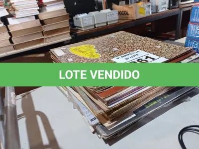LOTE 261 - 01 LOTE COM VÁRIOS DISCOS DE VINIL. (NO ESTADO) ATENÇÃO! FAZER A VISITAÇÃO ANTES DE ARREMATAR, NÃO SABEMOS SE FUNCIONA. LEILÃO NÃO TEM GARANTIA E NEM DEVOLUÇÃO, SUJEITO A POSSÍVEIS AVARIAS VISÍVEIS/OCULTAS E/OU AUSÊNCIA DE COMPONENTES.