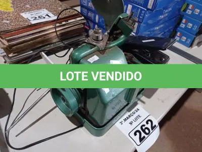 LOTE 262 - 01 MÁQUINA DE COSTURA SEM MOTOR. (NO ESTADO) ATENÇÃO! FAZER A VISITAÇÃO ANTES DE ARREMATAR, NÃO SABEMOS SE FUNCIONA. LEILÃO NÃO TEM GARANTIA E NEM DEVOLUÇÃO, SUJEITO A POSSÍVEIS AVARIAS VISÍVEIS/OCULTAS E/OU AUSÊNCIA DE COMPONENTES.