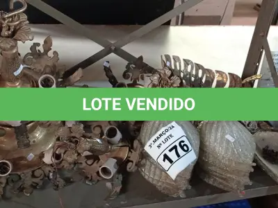 LOTE 176 - 03 LUSTRES EM METAL. (NO ESTADO) ATENÇÃO! FAZER A VISITAÇÃO ANTES DE ARREMATAR, NÃO SABEMOS SE FUNCIONA. LEILÃO NÃO TEM GARANTIA E NEM DEVOLUÇÃO, SUJEITO A POSSÍVEIS AVARIAS VISÍVEIS/OCULTAS E/OU AUSÊNCIA DE COMPONENTES.