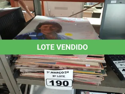 LOTE 190 - 01 LOTE COM VÁRIOS DISCOS DE VINIL. (NO ESTADO) ATENÇÃO! FAZER A VISITAÇÃO ANTES DE ARREMATAR, NÃO SABEMOS SE FUNCIONA. LEILÃO NÃO TEM GARANTIA E NEM DEVOLUÇÃO, SUJEITO A POSSÍVEIS AVARIAS VISÍVEIS/OCULTAS E/OU AUSÊNCIA DE COMPONENTES.