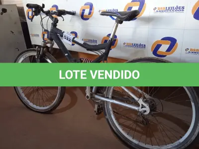 LOTE 522 - 01 BICICLETA COM QUADRO DE MOLA. (NO ESTADO) ATENÇÃO! FAZER A VISITAÇÃO ANTES DE ARREMATAR, NÃO SABEMOS SE FUNCIONA. LEILÃO NÃO TEM GARANTIA E NEM DEVOLUÇÃO, SUJEITO A POSSÍVEIS AVARIAS VISÍVEIS/OCULTAS E/OU AUSÊNCIA DE COMPONENTES.