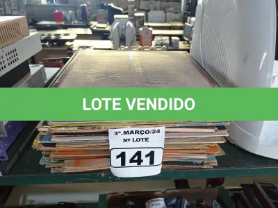 LOTE 141 - 01 LOTE COM VÁRIOS DISCOS DE VINIL. (NO ESTADO) ATENÇÃO! FAZER A VISITAÇÃO ANTES DE ARREMATAR, NÃO SABEMOS SE FUNCIONA. LEILÃO NÃO TEM GARANTIA E NEM DEVOLUÇÃO, SUJEITO A POSSÍVEIS AVARIAS VISÍVEIS/OCULTAS E/OU AUSÊNCIA DE COMPONENTES.