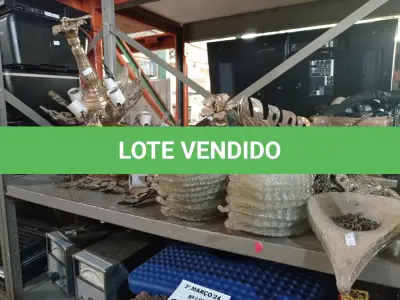 LOTE 176 - 03 LUSTRES EM METAL. (NO ESTADO) ATENÇÃO! FAZER A VISITAÇÃO ANTES DE ARREMATAR, NÃO SABEMOS SE FUNCIONA. LEILÃO NÃO TEM GARANTIA E NEM DEVOLUÇÃO, SUJEITO A POSSÍVEIS AVARIAS VISÍVEIS/OCULTAS E/OU AUSÊNCIA DE COMPONENTES.