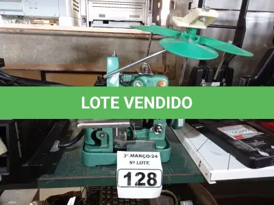 LOTE 128 - 01 MÁQUINA DE COSTURA COM MOTOR. (NO ESTADO) ATENÇÃO! FAZER A VISITAÇÃO ANTES DE ARREMATAR, NÃO SABEMOS SE FUNCIONA. LEILÃO NÃO TEM GARANTIA E NEM DEVOLUÇÃO, SUJEITO A POSSÍVEIS AVARIAS VISÍVEIS/OCULTAS E/OU AUSÊNCIA DE COMPONENTES.