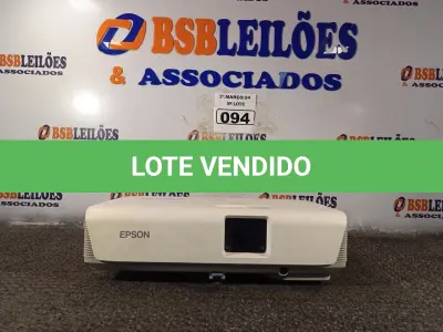 LOTE 094 - 01 PROJETOR MULTIMIDIA MARCA EPSON. (NO ESTADO) ATENÇÃO! FAZER A VISITAÇÃO ANTES DE ARREMATAR, NÃO SABEMOS SE FUNCIONA. LEILÃO NÃO TEM GARANTIA E NEM DEVOLUÇÃO, SUJEITO A POSSÍVEIS AVARIAS VISÍVEIS/OCULTAS E/OU AUSÊNCIA DE COMPONENTES.
