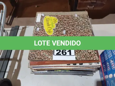 LOTE 261 - 01 LOTE COM VÁRIOS DISCOS DE VINIL. (NO ESTADO) ATENÇÃO! FAZER A VISITAÇÃO ANTES DE ARREMATAR, NÃO SABEMOS SE FUNCIONA. LEILÃO NÃO TEM GARANTIA E NEM DEVOLUÇÃO, SUJEITO A POSSÍVEIS AVARIAS VISÍVEIS/OCULTAS E/OU AUSÊNCIA DE COMPONENTES.