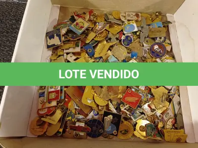 LOTE 071 - 01 LOTE COM VÁRIOS BROCHES EM METAL DIVERSOS. (NO ESTADO) ATENÇÃO! FAZER A VISITAÇÃO ANTES DE ARREMATAR, NÃO SABEMOS SE FUNCIONA. LEILÃO NÃO TEM GARANTIA E NEM DEVOLUÇÃO, SUJEITO A POSSÍVEIS AVARIAS VISÍVEIS/OCULTAS E/OU AUSÊNCIA DE COMPONENTES.