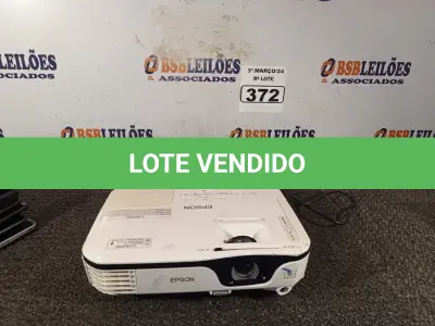 LOTE 372 - 01 PROJETOR MULTIMIDIA MARCA EPSON. (NO ESTADO) ATENÇÃO! FAZER A VISITAÇÃO ANTES DE ARREMATAR, NÃO SABEMOS SE FUNCIONA. LEILÃO NÃO TEM GARANTIA E NEM DEVOLUÇÃO, SUJEITO A POSSÍVEIS AVARIAS VISÍVEIS/OCULTAS E/OU AUSÊNCIA DE COMPONENTES.