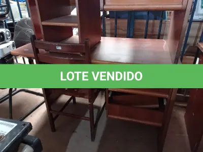 LOTE 416 - 02 MESAS E 05 CADEIRAS EM MADEIRA. (NO ESTADO) ATENÇÃO! FAZER A VISITAÇÃO ANTES DE ARREMATAR, NÃO SABEMOS SE FUNCIONA. LEILÃO NÃO TEM GARANTIA E NEM DEVOLUÇÃO, SUJEITO A POSSÍVEIS AVARIAS VISÍVEIS/OCULTAS E/OU AUSÊNCIA DE COMPONENTES.
