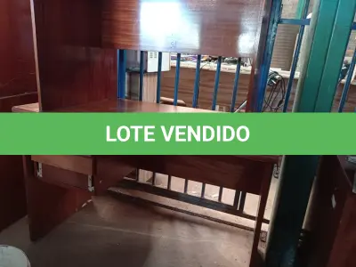 LOTE 289 - 01 ARMÁRIO BAIXO E 02 MESAS EM MADEIRA. (NO ESTADO) ATENÇÃO! FAZER A VISITAÇÃO ANTES DE ARREMATAR, NÃO SABEMOS SE FUNCIONA. LEILÃO NÃO TEM GARANTIA E NEM DEVOLUÇÃO, SUJEITO A POSSÍVEIS AVARIAS VISÍVEIS/OCULTAS E/OU AUSÊNCIA DE COMPONENTES.