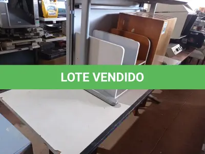 LOTE 439 - 02 MESAS, 01 GAVETEIRO E 04 SUPORTES PARA CPU. (NO ESTADO) ATENÇÃO! FAZER A VISITAÇÃO ANTES DE ARREMATAR, NÃO SABEMOS SE FUNCIONA. LEILÃO NÃO TEM GARANTIA E NEM DEVOLUÇÃO, SUJEITO A POSSÍVEIS AVARIAS VISÍVEIS/OCULTAS E/OU AUSÊNCIA DE COMPONENTES.
