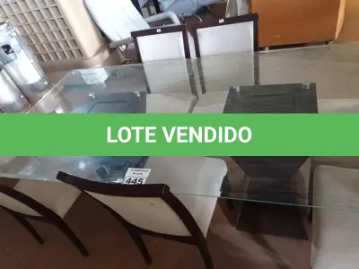 LOTE 445 - 01 MESA DE JANTAR COM TAMPO DE VIDRO E 06 CADEIRAS ALMOFADADAS. (NO ESTADO) ATENÇÃO! FAZER A VISITAÇÃO ANTES DE ARREMATAR, NÃO SABEMOS SE FUNCIONA. LEILÃO NÃO TEM GARANTIA E NEM DEVOLUÇÃO, SUJEITO A POSSÍVEIS AVARIAS VISÍVEIS/OCULTAS E/OU AUSÊNCIA DE COMPONENTES.