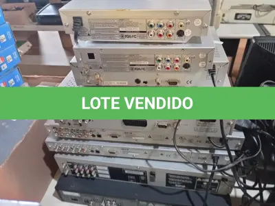 LOTE 312 - 05 APARELHOS DE DVD, 02 RECEPTORES DIGITAL E 01 VIDEOCASSETE MARCAS E MODELOS DIVERSOS PARA RETIRADA DE PEÇAS. (NO ESTADO) ATENÇÃO! FAZER A VISITAÇÃO ANTES DE ARREMATAR, NÃO SABEMOS SE FUNCIONA. LEILÃO NÃO TEM GARANTIA E NEM DEVOLUÇÃO, SUJEITO A POSSÍVEIS AVARIAS VISÍVEIS/OCULTAS E/OU AUSÊNCIA DE COMPONENTES.