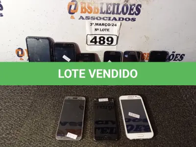 LOTE 489 - 08 CELULARES MARCAS E MODELOS DIVERSOS PARA RETIRADA DE PEÇAS. (NO ESTADO) ATENÇÃO! FAZER A VISITAÇÃO ANTES DE ARREMATAR, NÃO SABEMOS SE FUNCIONA. LEILÃO NÃO TEM GARANTIA E NEM DEVOLUÇÃO, SUJEITO A POSSÍVEIS AVARIAS VISÍVEIS/OCULTAS E/OU AUSÊNCIA DE COMPONENTES.