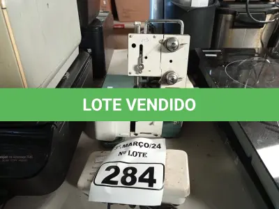LOTE 284 - 01 MÁQUINA DE COSTURA COM MOTOR. (NO ESTADO) ATENÇÃO! FAZER A VISITAÇÃO ANTES DE ARREMATAR, NÃO SABEMOS SE FUNCIONA. LEILÃO NÃO TEM GARANTIA E NEM DEVOLUÇÃO, SUJEITO A POSSÍVEIS AVARIAS VISÍVEIS/OCULTAS E/OU AUSÊNCIA DE COMPONENTES.