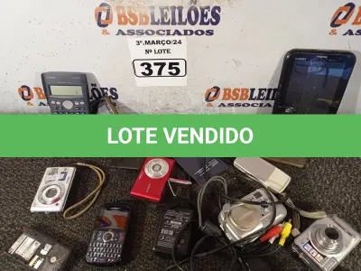 LOTE 375 - 01 LOTE COM VÁRIAS CÂMERAS FOTOGRÁFICAS DIGITAL. (NO ESTADO) ATENÇÃO! FAZER A VISITAÇÃO ANTES DE ARREMATAR, NÃO SABEMOS SE FUNCIONA. LEILÃO NÃO TEM GARANTIA E NEM DEVOLUÇÃO, SUJEITO A POSSÍVEIS AVARIAS VISÍVEIS/OCULTAS E/OU AUSÊNCIA DE COMPONENTES.