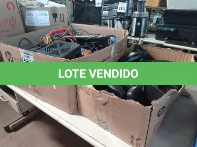 LOTE 294 - 01 LOTE COM VÁRIAS CAIXINHAS DE SOM PARA PC, TECLADOS, CABOS E PERIFÉRICO DIVERSOS. (NO ESTADO) ATENÇÃO! FAZER A VISITAÇÃO ANTES DE ARREMATAR, NÃO SABEMOS SE FUNCIONA. LEILÃO NÃO TEM GARANTIA E NEM DEVOLUÇÃO, SUJEITO A POSSÍVEIS AVARIAS VISÍVEIS/OCULTAS E/OU AUSÊNCIA DE COMPONENTES.