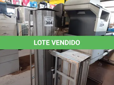 LOTE 304 - 02 PORTAS DE ENROLAR SENDO 01 COM 0,86CM E OUTRA COM 1,30M DE LARGURA. (NO ESTADO) ATENÇÃO! FAZER A VISITAÇÃO ANTES DE ARREMATAR, NÃO SABEMOS SE FUNCIONA. LEILÃO NÃO TEM GARANTIA E NEM DEVOLUÇÃO, SUJEITO A POSSÍVEIS AVARIAS VISÍVEIS/OCULTAS E/OU AUSÊNCIA DE COMPONENTES.