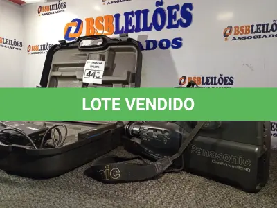 LOTE 443 - 01 FILMADORA MARCA PANASONIC E 01 TRIPÉ PARA MICROFONE. (NO ESTADO) ATENÇÃO! FAZER A VISITAÇÃO ANTES DE ARREMATAR, NÃO SABEMOS SE FUNCIONA. LEILÃO NÃO TEM GARANTIA E NEM DEVOLUÇÃO, SUJEITO A POSSÍVEIS AVARIAS VISÍVEIS/OCULTAS E/OU AUSÊNCIA DE COMPONENTES.
