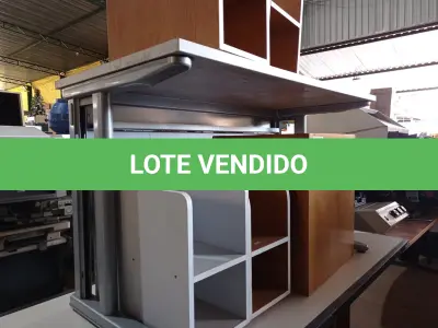 LOTE 439 - 02 MESAS, 01 GAVETEIRO E 04 SUPORTES PARA CPU. (NO ESTADO) ATENÇÃO! FAZER A VISITAÇÃO ANTES DE ARREMATAR, NÃO SABEMOS SE FUNCIONA. LEILÃO NÃO TEM GARANTIA E NEM DEVOLUÇÃO, SUJEITO A POSSÍVEIS AVARIAS VISÍVEIS/OCULTAS E/OU AUSÊNCIA DE COMPONENTES.