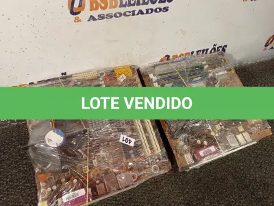 LOTE 378 - 02 PLACAS MÃE MARCAS E MODELOS DIVERSOS. (NO ESTADO) ATENÇÃO! FAZER A VISITAÇÃO ANTES DE ARREMATAR, NÃO SABEMOS SE FUNCIONA. LEILÃO NÃO TEM GARANTIA E NEM DEVOLUÇÃO, SUJEITO A POSSÍVEIS AVARIAS VISÍVEIS/OCULTAS E/OU AUSÊNCIA DE COMPONENTES.