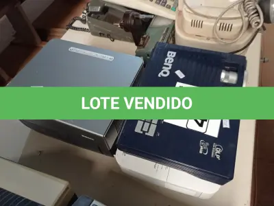 LOTE 411 - 04 PROJETORES MULTIMIDIA MARCAS E MODELOS DIVERSOS PARA RETIRADA DE PEÇAS. (NO ESTADO) ATENÇÃO! FAZER A VISITAÇÃO ANTES DE ARREMATAR, NÃO SABEMOS SE FUNCIONA. LEILÃO NÃO TEM GARANTIA E NEM DEVOLUÇÃO, SUJEITO A POSSÍVEIS AVARIAS VISÍVEIS/OCULTAS E/OU AUSÊNCIA DE COMPONENTES.