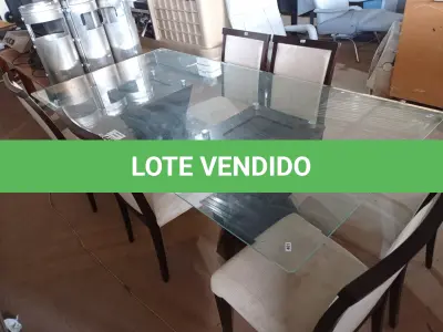 LOTE 445 - 01 MESA DE JANTAR COM TAMPO DE VIDRO E 06 CADEIRAS ALMOFADADAS. (NO ESTADO) ATENÇÃO! FAZER A VISITAÇÃO ANTES DE ARREMATAR, NÃO SABEMOS SE FUNCIONA. LEILÃO NÃO TEM GARANTIA E NEM DEVOLUÇÃO, SUJEITO A POSSÍVEIS AVARIAS VISÍVEIS/OCULTAS E/OU AUSÊNCIA DE COMPONENTES.
