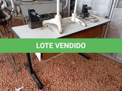 LOTE 471 - 01 MESA E 02 DESCANSOS PARA BRAÇO. (NO ESTADO) ATENÇÃO! FAZER A VISITAÇÃO ANTES DE ARREMATAR, NÃO SABEMOS SE FUNCIONA. LEILÃO NÃO TEM GARANTIA E NEM DEVOLUÇÃO, SUJEITO A POSSÍVEIS AVARIAS VISÍVEIS/OCULTAS E/OU AUSÊNCIA DE COMPONENTES.