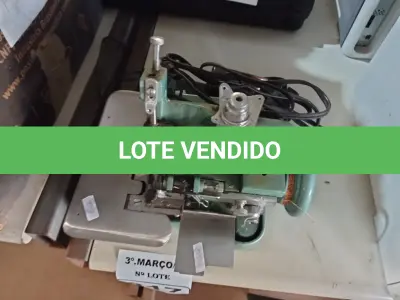 LOTE 317 - 01 MÁQUINA DE COSTURA COM MOTOR. (NO ESTADO) ATENÇÃO! FAZER A VISITAÇÃO ANTES DE ARREMATAR, NÃO SABEMOS SE FUNCIONA. LEILÃO NÃO TEM GARANTIA E NEM DEVOLUÇÃO, SUJEITO A POSSÍVEIS AVARIAS VISÍVEIS/OCULTAS E/OU AUSÊNCIA DE COMPONENTES.