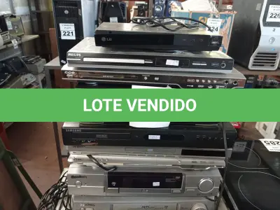 LOTE 287 - 07 APARELHOS DE DVD E 03 VIDEOCASSETES MARCAS E MODELOS DIVERSOS. (NO ESTADO) ATENÇÃO! FAZER A VISITAÇÃO ANTES DE ARREMATAR, NÃO SABEMOS SE FUNCIONA. LEILÃO NÃO TEM GARANTIA E NEM DEVOLUÇÃO, SUJEITO A POSSÍVEIS AVARIAS VISÍVEIS/OCULTAS E/OU AUSÊNCIA DE COMPONENTES.