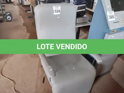 LOTE 324 - 01 POLTRONA DE DESCANSO. (NO ESTADO) ATENÇÃO! FAZER A VISITAÇÃO ANTES DE ARREMATAR, NÃO SABEMOS SE FUNCIONA. LEILÃO NÃO TEM GARANTIA E NEM DEVOLUÇÃO, SUJEITO A POSSÍVEIS AVARIAS VISÍVEIS/OCULTAS E/OU AUSÊNCIA DE COMPONENTES.