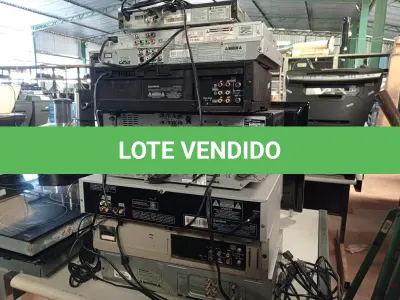 LOTE 287 - 07 APARELHOS DE DVD E 03 VIDEOCASSETES MARCAS E MODELOS DIVERSOS. (NO ESTADO) ATENÇÃO! FAZER A VISITAÇÃO ANTES DE ARREMATAR, NÃO SABEMOS SE FUNCIONA. LEILÃO NÃO TEM GARANTIA E NEM DEVOLUÇÃO, SUJEITO A POSSÍVEIS AVARIAS VISÍVEIS/OCULTAS E/OU AUSÊNCIA DE COMPONENTES.