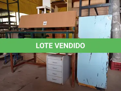 LOTE 497 - 03 MESAS, 01 BANCO, 01 ARMÁRIO EM MADEIRA E 01 GAVETEIRO. (NO ESTADO) ATENÇÃO! FAZER A VISITAÇÃO ANTES DE ARREMATAR, NÃO SABEMOS SE FUNCIONA. LEILÃO NÃO TEM GARANTIA E NEM DEVOLUÇÃO, SUJEITO A POSSÍVEIS AVARIAS VISÍVEIS/OCULTAS E/OU AUSÊNCIA DE COMPONENTES.