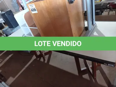 LOTE 439 - 02 MESAS, 01 GAVETEIRO E 04 SUPORTES PARA CPU. (NO ESTADO) ATENÇÃO! FAZER A VISITAÇÃO ANTES DE ARREMATAR, NÃO SABEMOS SE FUNCIONA. LEILÃO NÃO TEM GARANTIA E NEM DEVOLUÇÃO, SUJEITO A POSSÍVEIS AVARIAS VISÍVEIS/OCULTAS E/OU AUSÊNCIA DE COMPONENTES.
