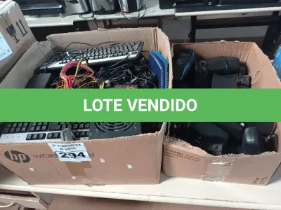 LOTE 294 - 01 LOTE COM VÁRIAS CAIXINHAS DE SOM PARA PC, TECLADOS, CABOS E PERIFÉRICO DIVERSOS. (NO ESTADO) ATENÇÃO! FAZER A VISITAÇÃO ANTES DE ARREMATAR, NÃO SABEMOS SE FUNCIONA. LEILÃO NÃO TEM GARANTIA E NEM DEVOLUÇÃO, SUJEITO A POSSÍVEIS AVARIAS VISÍVEIS/OCULTAS E/OU AUSÊNCIA DE COMPONENTES.