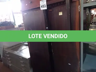 LOTE 453 - 01 CAMA DE SOLTEIRO, 01 ARMÁRIO, 01 CRIADO MUDO E 02 CADEIRAS EM MADEIRA. (NO ESTADO) ATENÇÃO! FAZER A VISITAÇÃO ANTES DE ARREMATAR, NÃO SABEMOS SE FUNCIONA. LEILÃO NÃO TEM GARANTIA E NEM DEVOLUÇÃO, SUJEITO A POSSÍVEIS AVARIAS VISÍVEIS/OCULTAS E/OU AUSÊNCIA DE COMPONENTES.