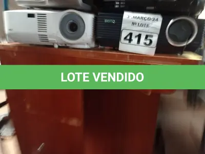 LOTE 415 - 04 PROJETORES MULTIMIDIA MARCAS E MODELOS DIVERSOS PARA RETIRADA DE PEÇAS. (NO ESTADO) ATENÇÃO! FAZER A VISITAÇÃO ANTES DE ARREMATAR, NÃO SABEMOS SE FUNCIONA. LEILÃO NÃO TEM GARANTIA E NEM DEVOLUÇÃO, SUJEITO A POSSÍVEIS AVARIAS VISÍVEIS/OCULTAS E/OU AUSÊNCIA DE COMPONENTES.