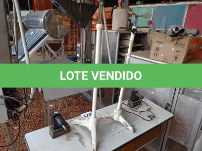 LOTE 471 - 01 MESA E 02 DESCANSOS PARA BRAÇO. (NO ESTADO) ATENÇÃO! FAZER A VISITAÇÃO ANTES DE ARREMATAR, NÃO SABEMOS SE FUNCIONA. LEILÃO NÃO TEM GARANTIA E NEM DEVOLUÇÃO, SUJEITO A POSSÍVEIS AVARIAS VISÍVEIS/OCULTAS E/OU AUSÊNCIA DE COMPONENTES.