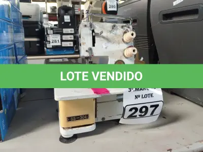 LOTE 297 - 01 MÁQUINA DE COSTURA COM MOTOR. (NO ESTADO) ATENÇÃO! FAZER A VISITAÇÃO ANTES DE ARREMATAR, NÃO SABEMOS SE FUNCIONA. LEILÃO NÃO TEM GARANTIA E NEM DEVOLUÇÃO, SUJEITO A POSSÍVEIS AVARIAS VISÍVEIS/OCULTAS E/OU AUSÊNCIA DE COMPONENTES.