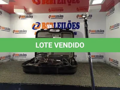 LOTE 443 - 01 FILMADORA MARCA PANASONIC E 01 TRIPÉ PARA MICROFONE. (NO ESTADO) ATENÇÃO! FAZER A VISITAÇÃO ANTES DE ARREMATAR, NÃO SABEMOS SE FUNCIONA. LEILÃO NÃO TEM GARANTIA E NEM DEVOLUÇÃO, SUJEITO A POSSÍVEIS AVARIAS VISÍVEIS/OCULTAS E/OU AUSÊNCIA DE COMPONENTES.