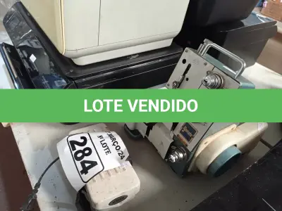 LOTE 284 - 01 MÁQUINA DE COSTURA COM MOTOR. (NO ESTADO) ATENÇÃO! FAZER A VISITAÇÃO ANTES DE ARREMATAR, NÃO SABEMOS SE FUNCIONA. LEILÃO NÃO TEM GARANTIA E NEM DEVOLUÇÃO, SUJEITO A POSSÍVEIS AVARIAS VISÍVEIS/OCULTAS E/OU AUSÊNCIA DE COMPONENTES.