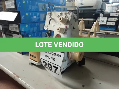 LOTE 297 - 01 MÁQUINA DE COSTURA COM MOTOR. (NO ESTADO) ATENÇÃO! FAZER A VISITAÇÃO ANTES DE ARREMATAR, NÃO SABEMOS SE FUNCIONA. LEILÃO NÃO TEM GARANTIA E NEM DEVOLUÇÃO, SUJEITO A POSSÍVEIS AVARIAS VISÍVEIS/OCULTAS E/OU AUSÊNCIA DE COMPONENTES.