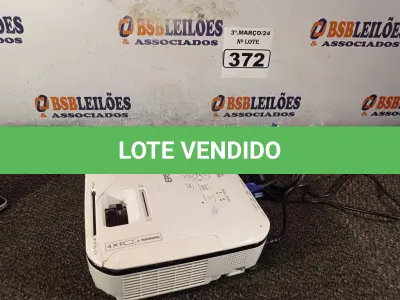 LOTE 372 - 01 PROJETOR MULTIMIDIA MARCA EPSON. (NO ESTADO) ATENÇÃO! FAZER A VISITAÇÃO ANTES DE ARREMATAR, NÃO SABEMOS SE FUNCIONA. LEILÃO NÃO TEM GARANTIA E NEM DEVOLUÇÃO, SUJEITO A POSSÍVEIS AVARIAS VISÍVEIS/OCULTAS E/OU AUSÊNCIA DE COMPONENTES.